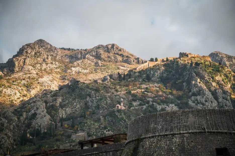 How to climb to the top of the old Kotor fort trail and what you see there?