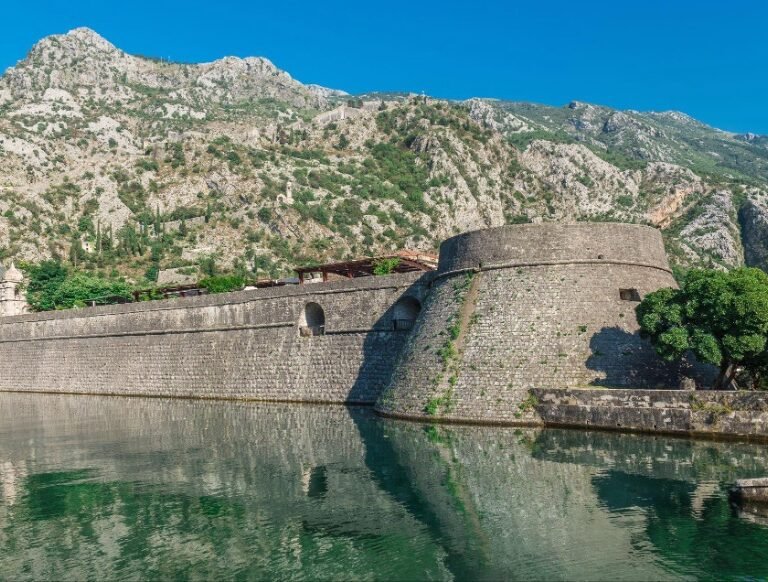 How to climb to the top of the old Kotor fort trail and what you see there?